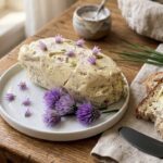 mit aromatischen Schnittlauchblüten